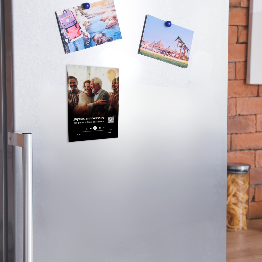 Main tenant une carte postale personnalisée Tailortune